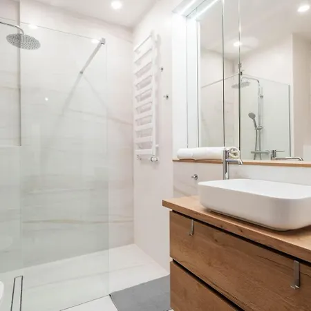 Earthy Elegance Mokotow Apartment Warschau